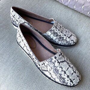 Adam Tucker Me Too Snakeskin Print White/Grey Leather Loafers Slip On design